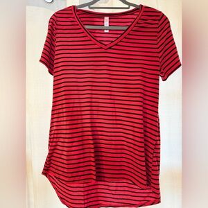 LULAROE - SIZE MEDIUM WOMENS SHORT SLEEVE V-NECK FLARE TEE